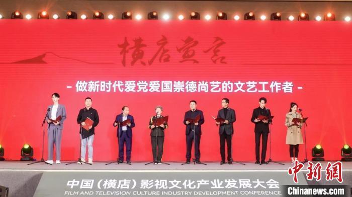 逃离废弃的卡车场